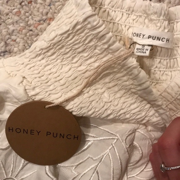 Honey Punch Elastic Cream Lace Shorts - Picture 3 of 4